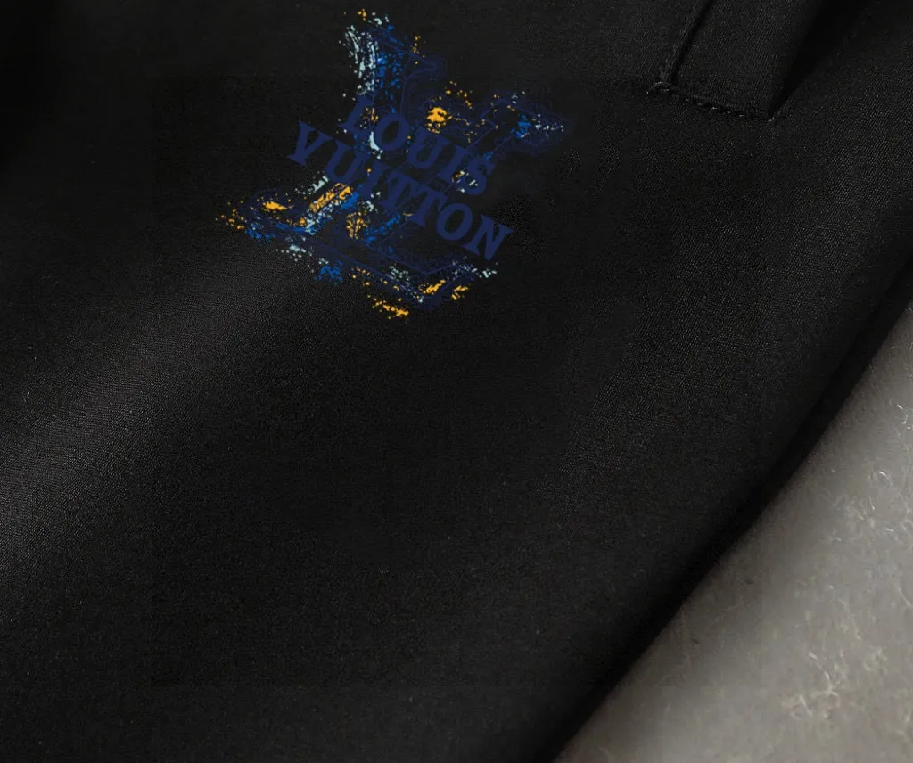 🅿️460 Directly approved brand [LV Louis Vuitton] (velvet and thickened) 2025 autumn and winter new products, celebrities' favorite fashionable casual suits, clean and neat tailoring, full of urban style. Made of high-quality custom fabrics, the inner warmth is excellent, the hand feels soft and dry, and the upper body effect is crisp and stylish. The three-dimensional cutting process and the pattern are all of high standards, and the silhouette version has the right benefits! It is not tight at all, and you feel good when you wear it. So many top-quality raw materials create high-end products with unparalleled value. It is the first choice for high-end fashion people. (Size: M-4XL can wear up to 200 pounds)